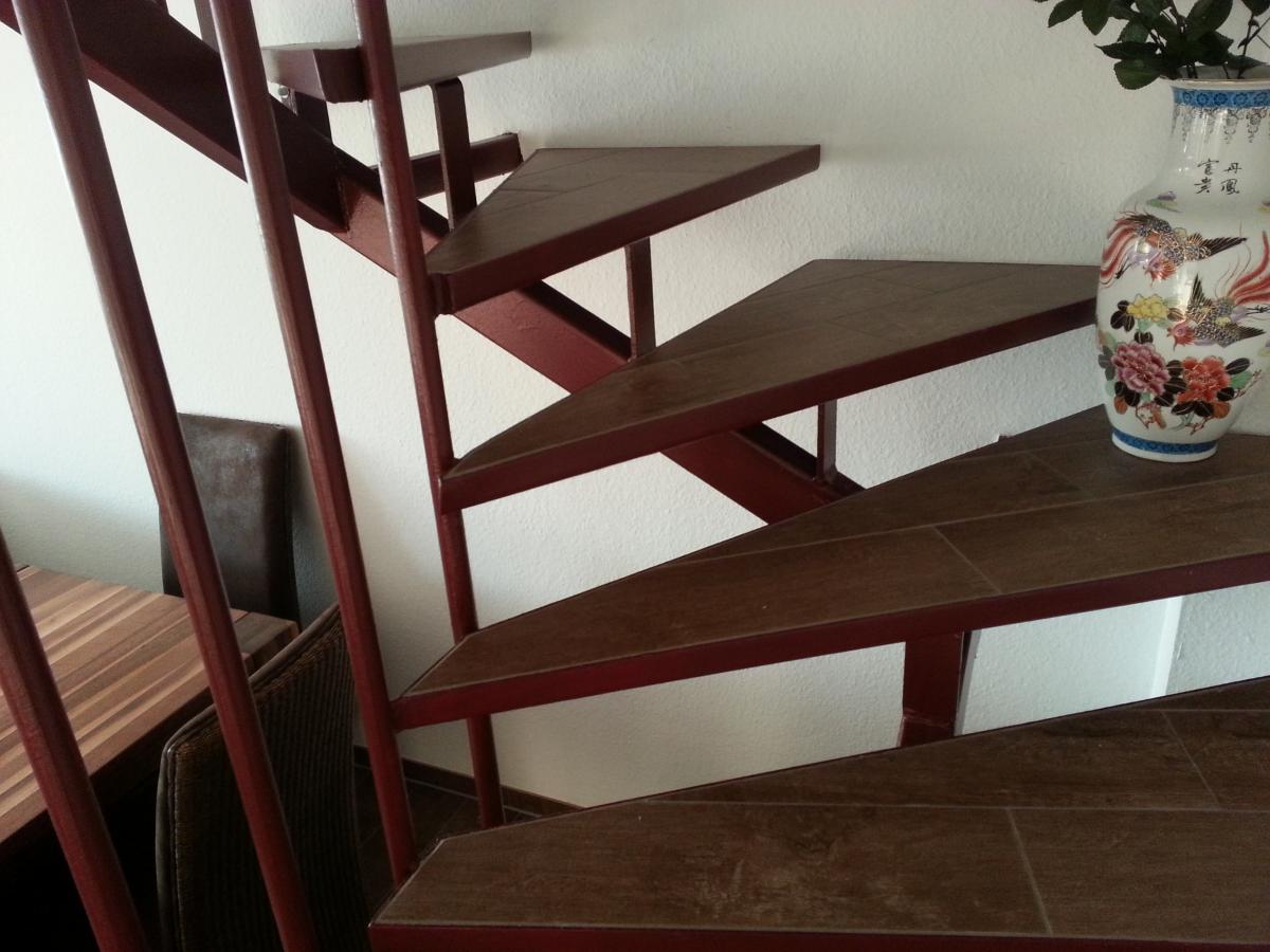 Stahltreppe in Holzoptik